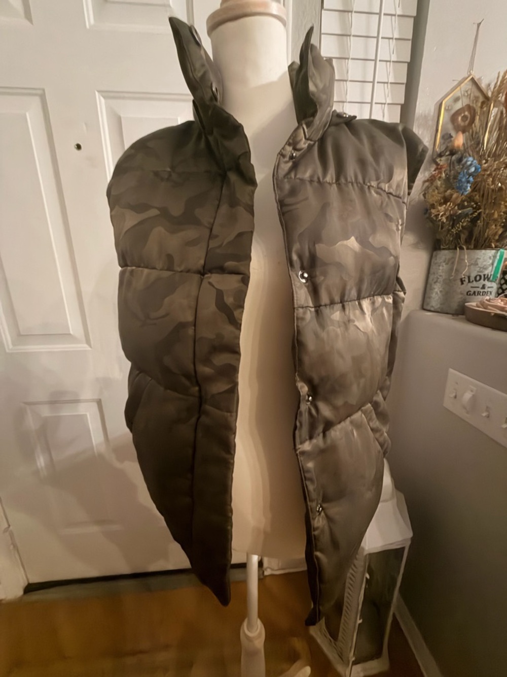 Kendall & Kylie | satin Olive Green Camouflage Puffer Vest, xs-med. GUC